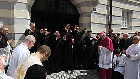 Die sechs Neupriester spenden den Primizsegen vor dem Bischofshaus in Eichstätt. 