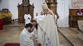 Handauflegung von Bischof Gregor Maria Hanke bei Patrick Zachmeier